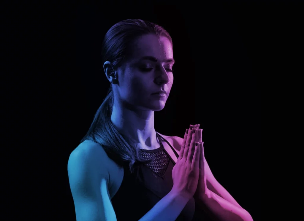 Mulher meditando